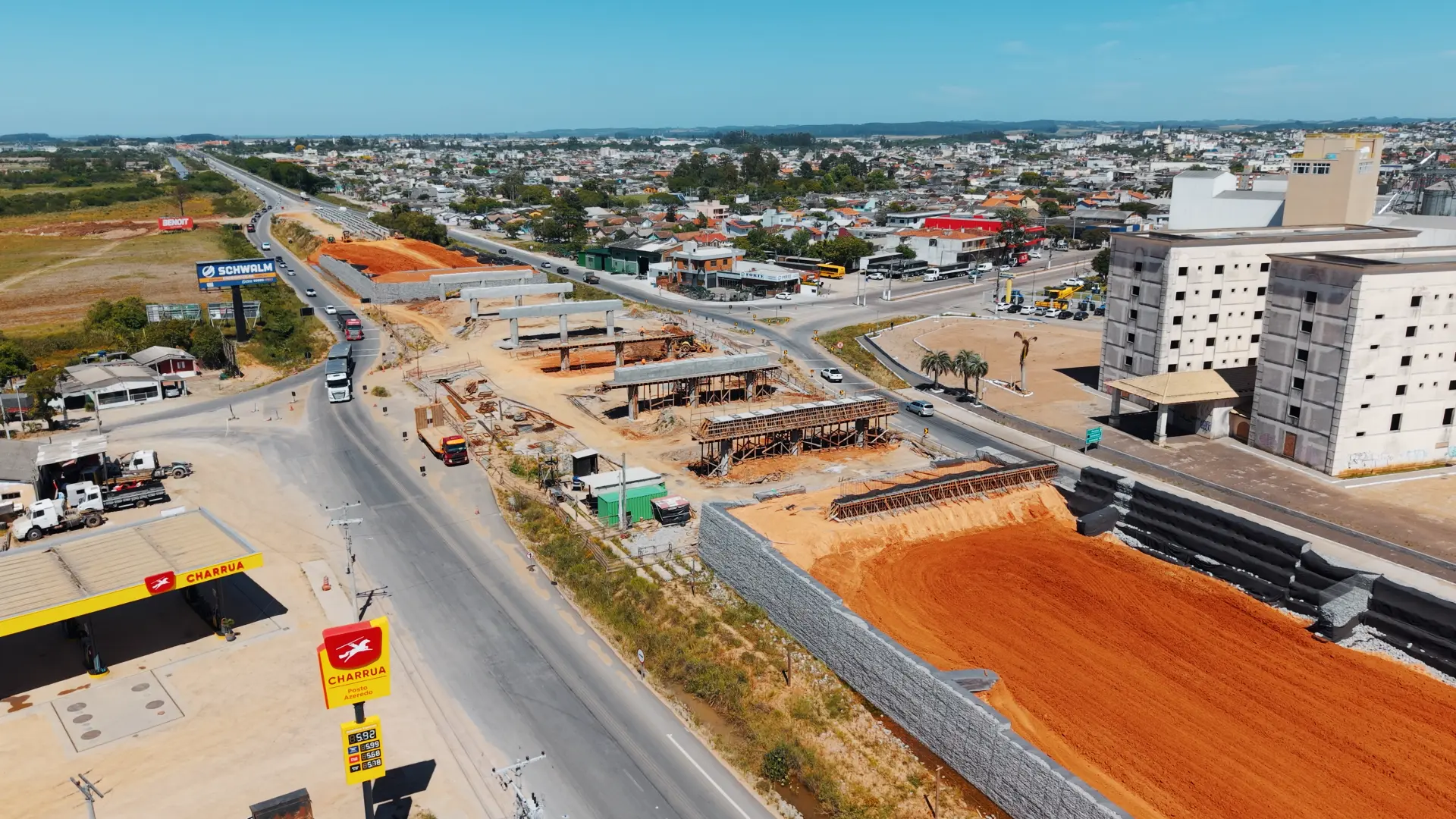Vista aérea da obra de viaduto urbano em execução