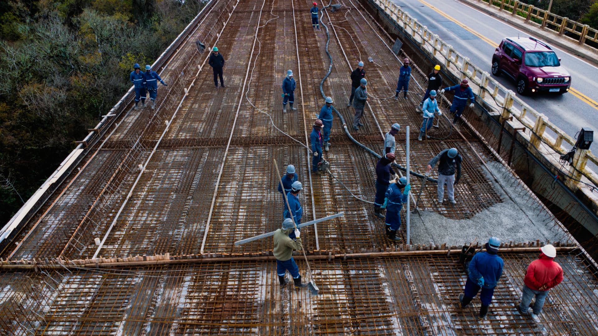 Equipe concretando o tabuleiro da ponte sobre malha de armação