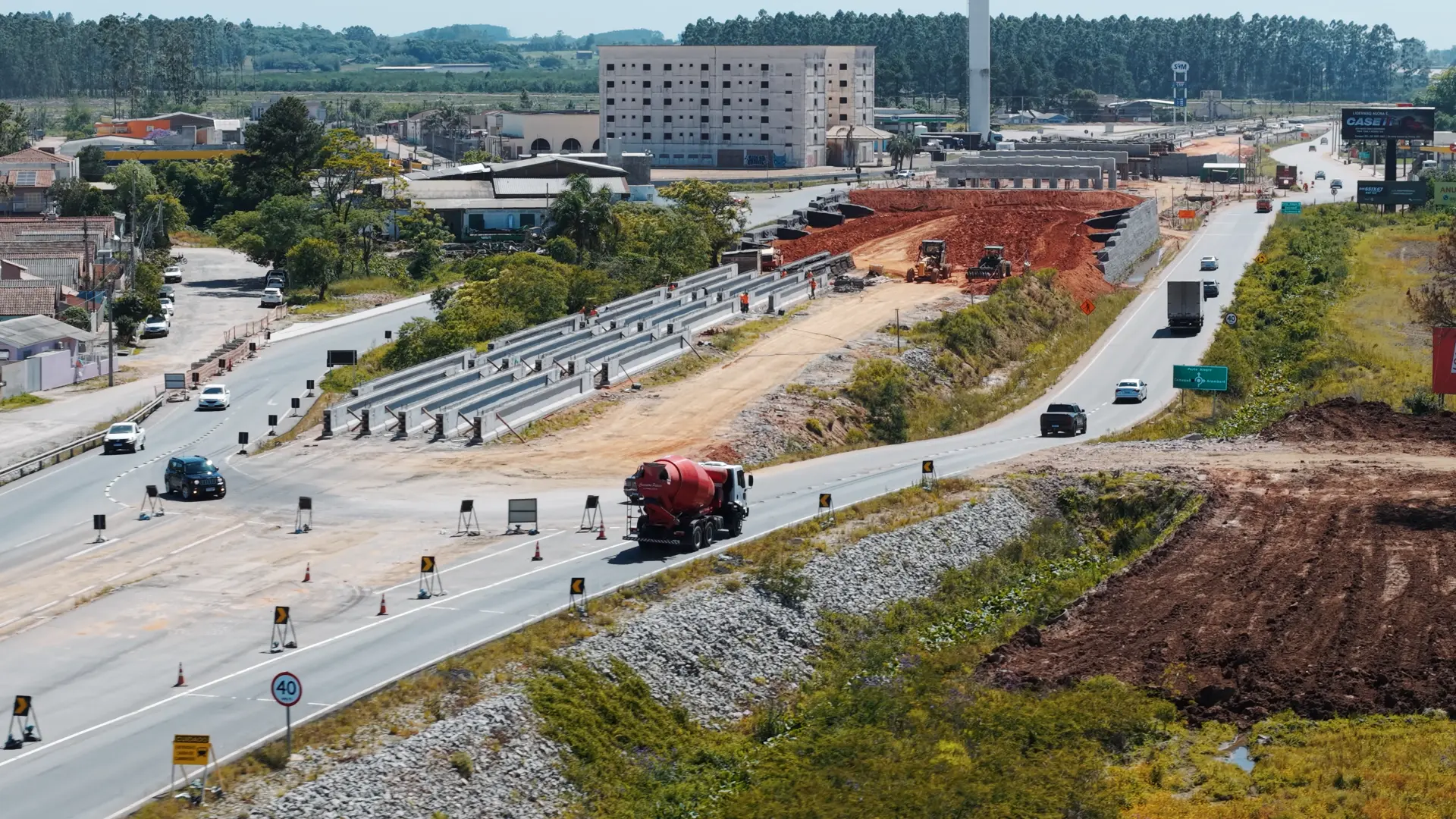 Vigas pré-moldadas e betoneira em obra de duplicação de rodovia