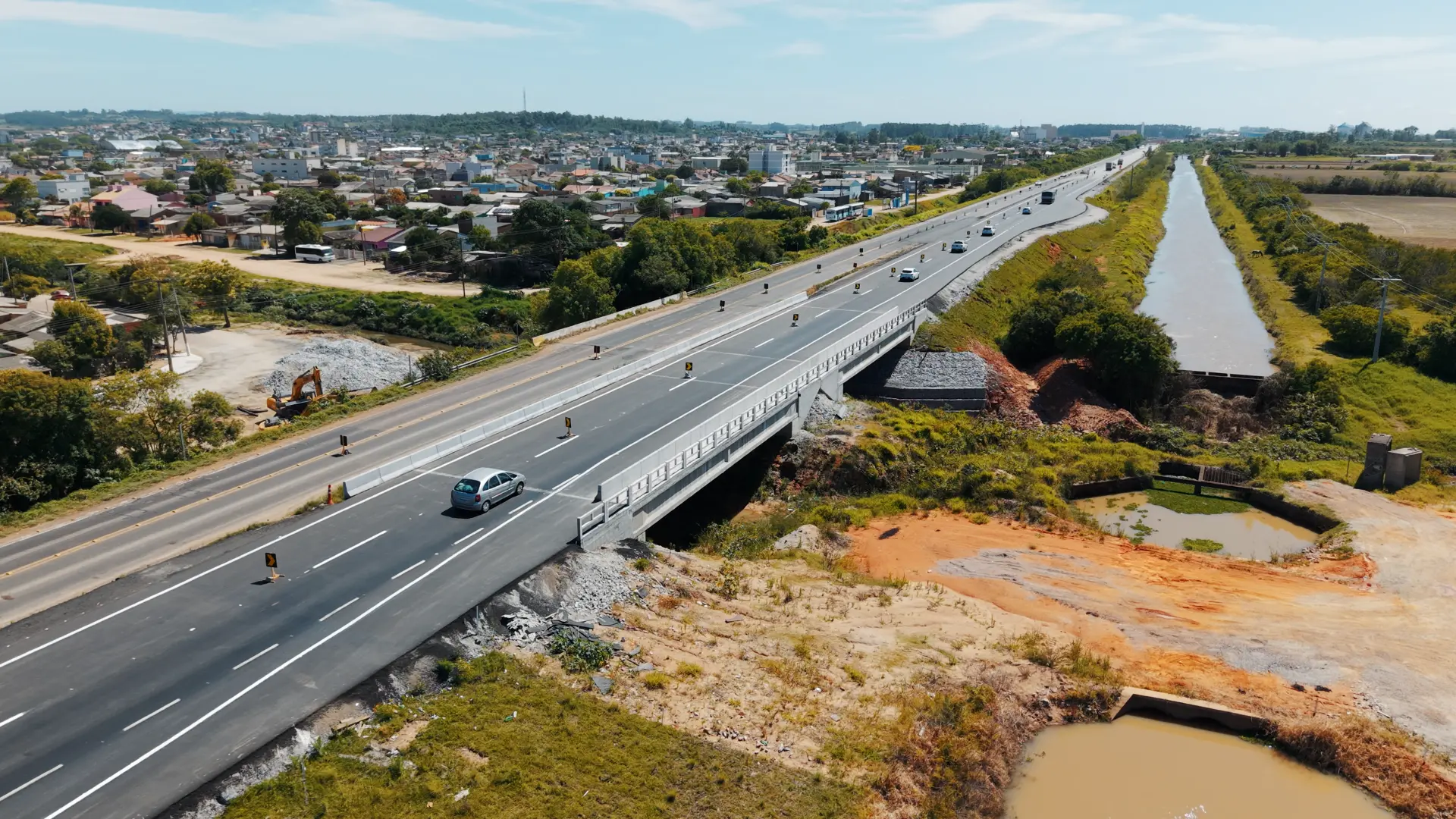 Ponte concluída e liberada ao tráfego às margens da cidade