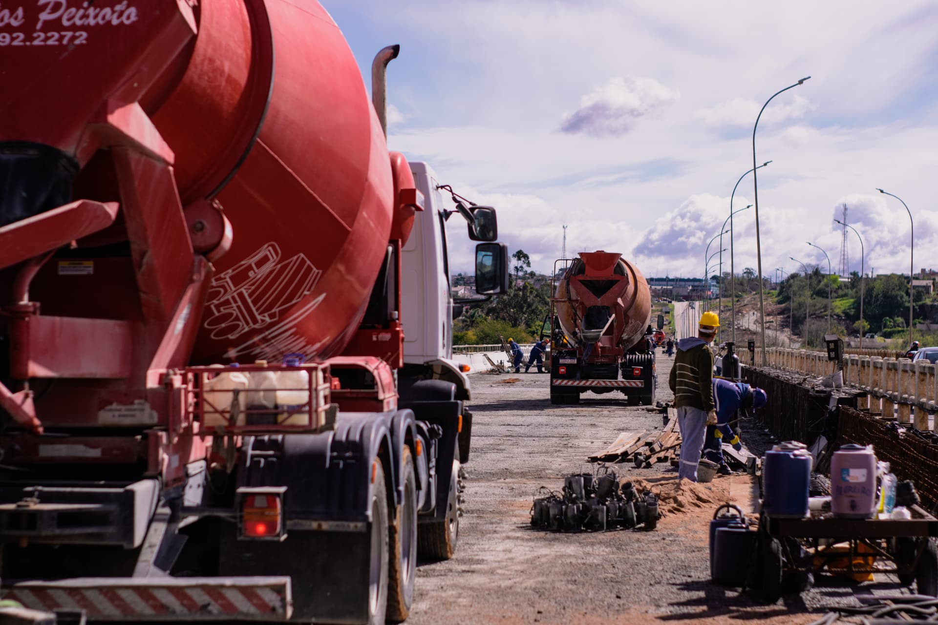 Caminhões betoneira da Concretos Peixoto em fila na obra da ponte