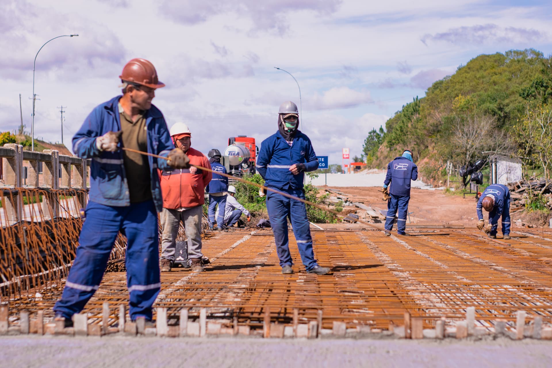 Equipe preparando a malha de aço antes da concretagem