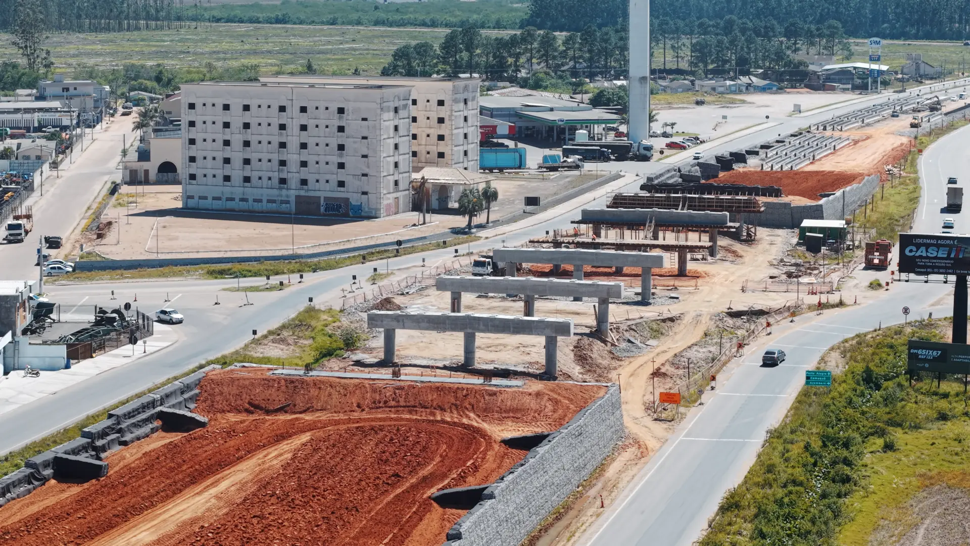 Pilares e travessas do viaduto executados em concreto estrutural