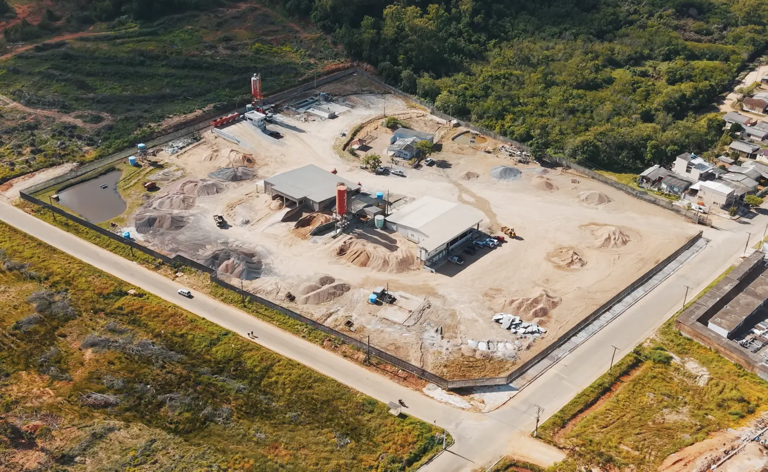 Vista aérea do pátio de agregados e das instalações da central de concreto