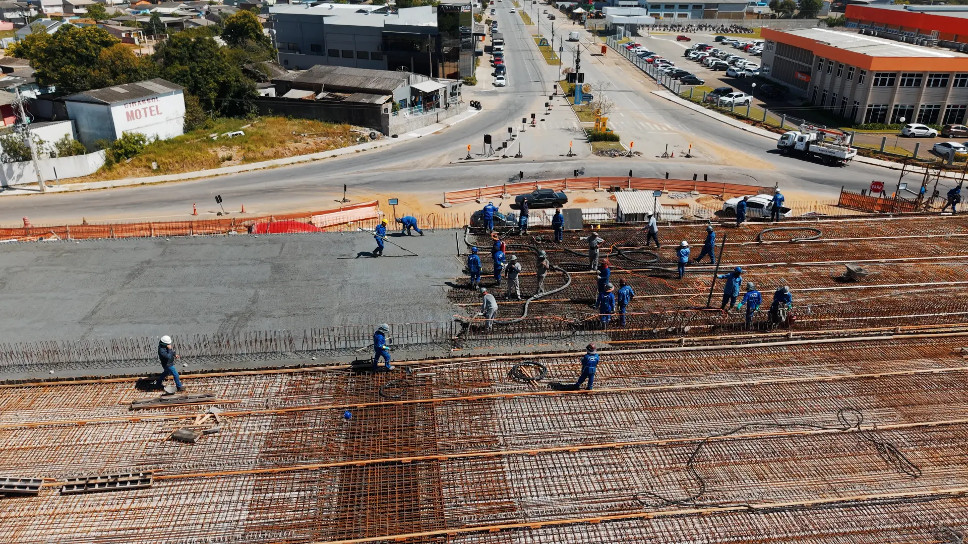 Concretagem da laje do viaduto com bombeamento e acabamento